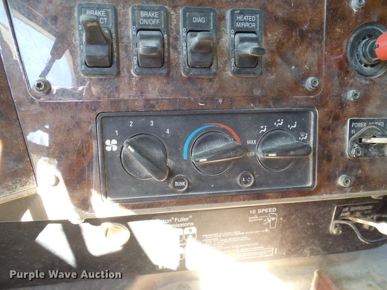 image for item DA6983 2006 International 9400i semi truck