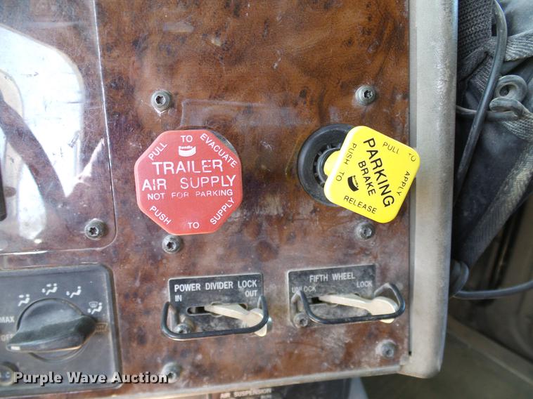 image for item DA6983 2006 International 9400i semi truck