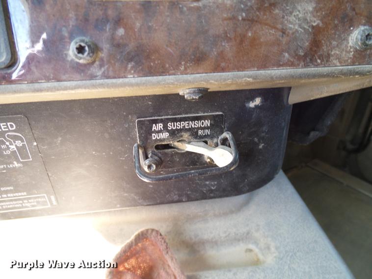 image for item DA6983 2006 International 9400i semi truck