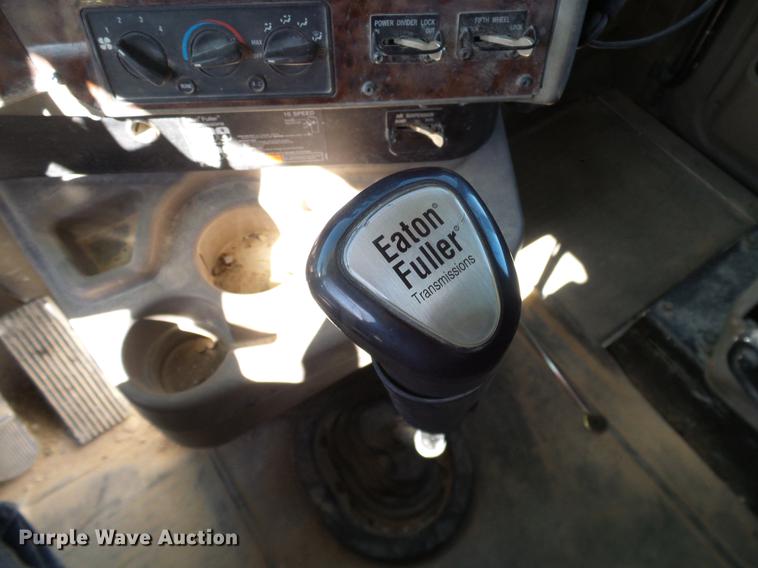 image for item DA6983 2006 International 9400i semi truck