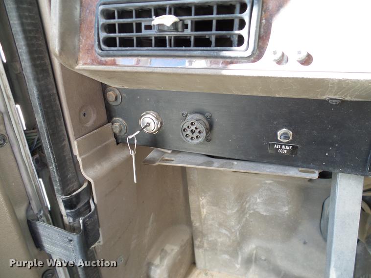 image for item DA6983 2006 International 9400i semi truck