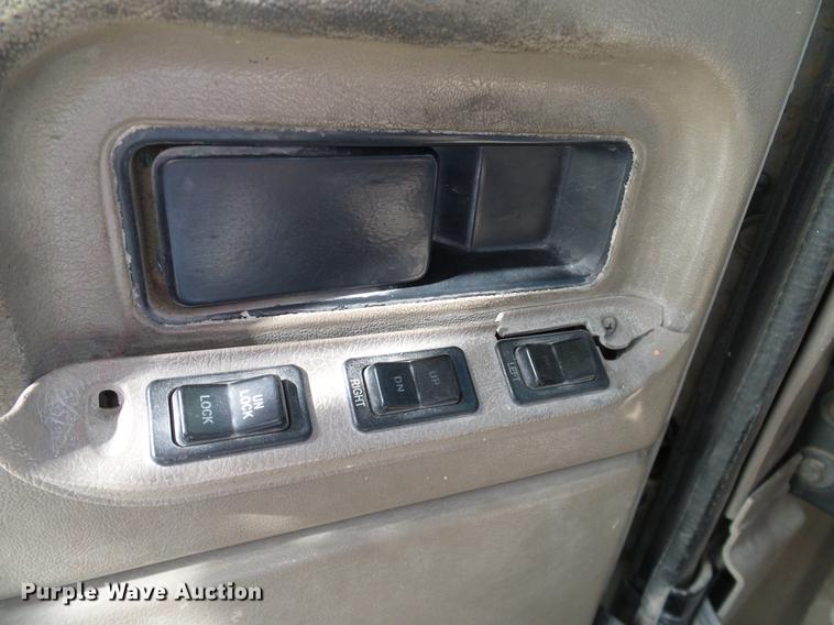 image for item DA6983 2006 International 9400i semi truck