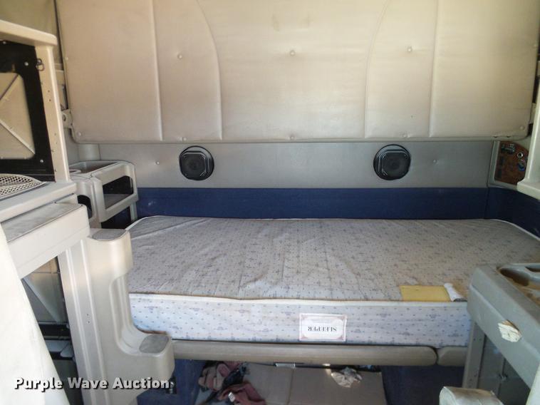 image for item DA6983 2006 International 9400i semi truck