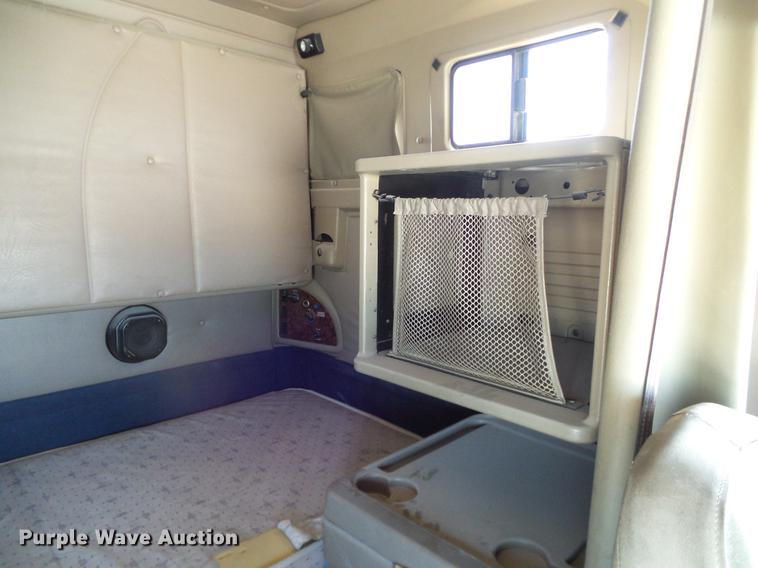 image for item DA6983 2006 International 9400i semi truck