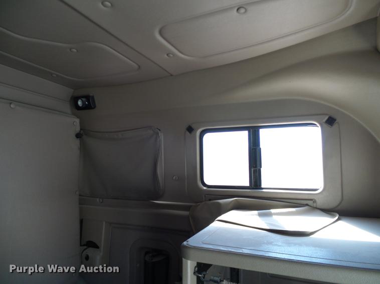 image for item DA6983 2006 International 9400i semi truck