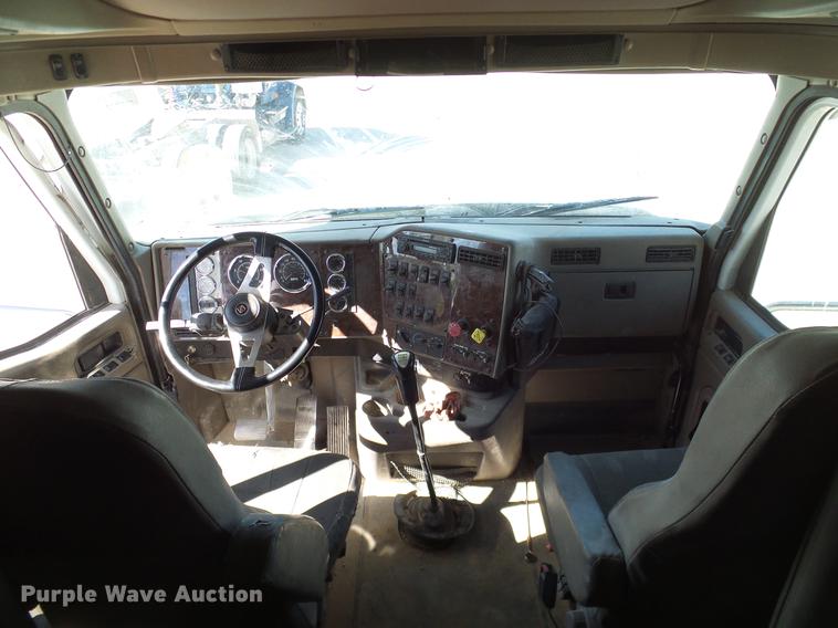 image for item DA6983 2006 International 9400i semi truck