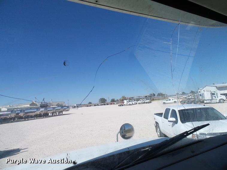 image for item DA6983 2006 International 9400i semi truck