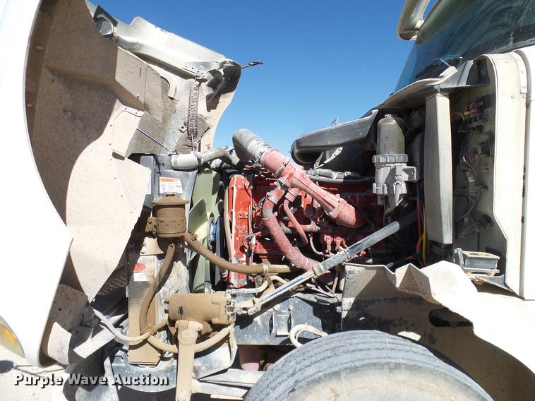 image for item DA6983 2006 International 9400i semi truck