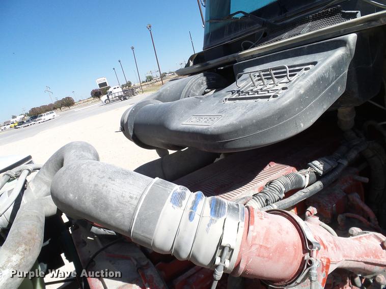 image for item DA6983 2006 International 9400i semi truck