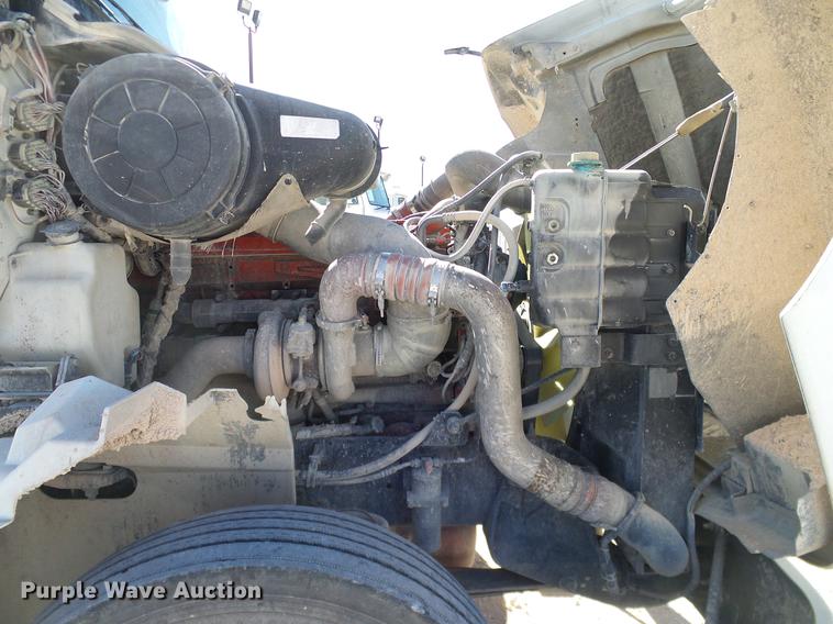 image for item DA6983 2006 International 9400i semi truck