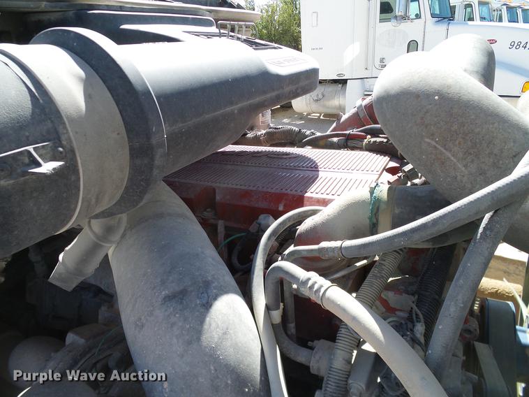 image for item DA6983 2006 International 9400i semi truck