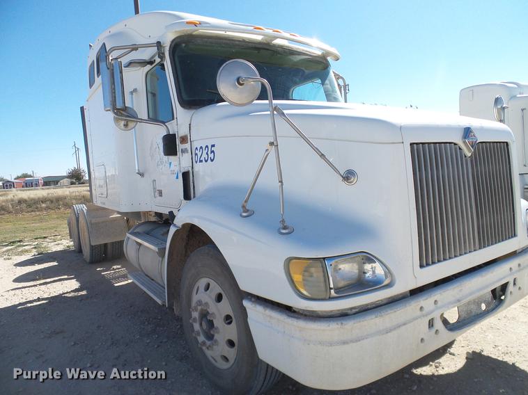 image for item DA6983 2006 International 9400i semi truck