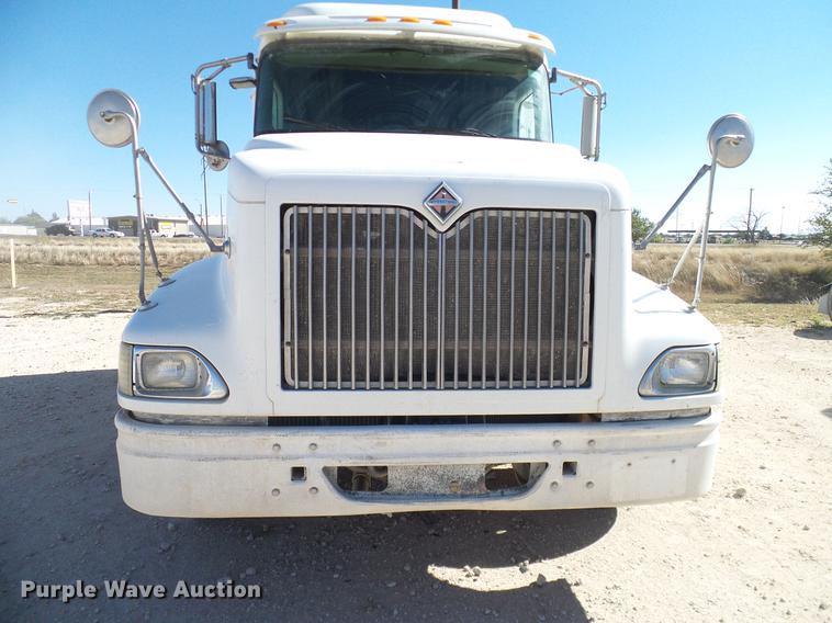 image for item DA6983 2006 International 9400i semi truck