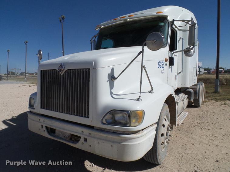 image for item DA6983 2006 International 9400i semi truck