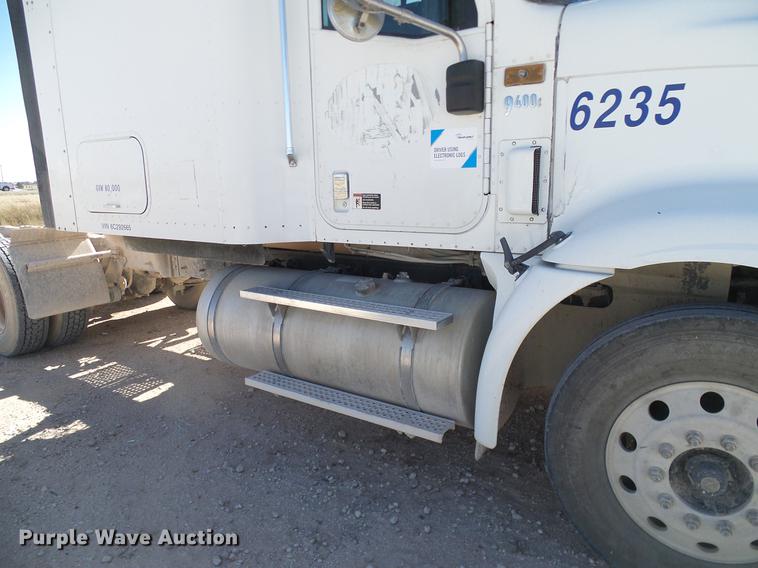 image for item DA6983 2006 International 9400i semi truck