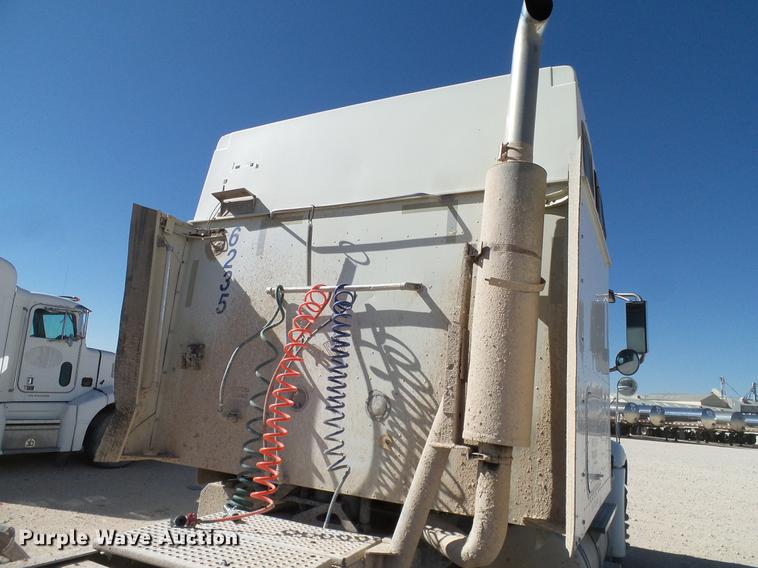 image for item DA6983 2006 International 9400i semi truck