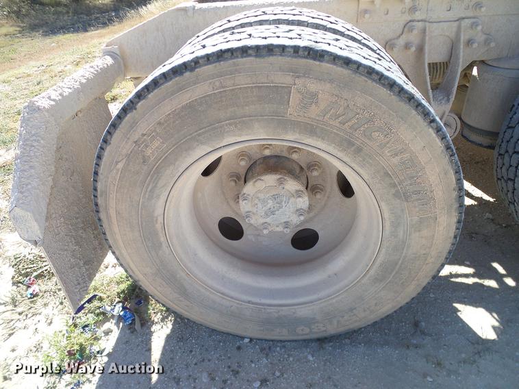 image for item DA6983 2006 International 9400i semi truck