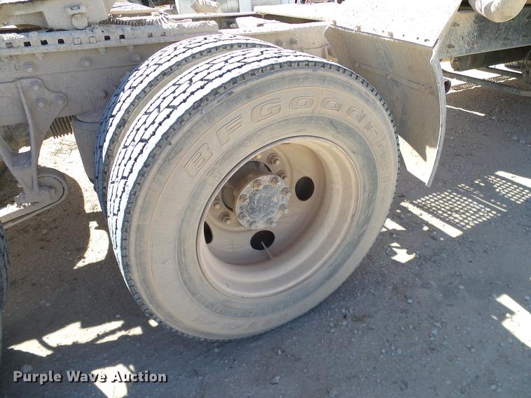 image for item DA6983 2006 International 9400i semi truck