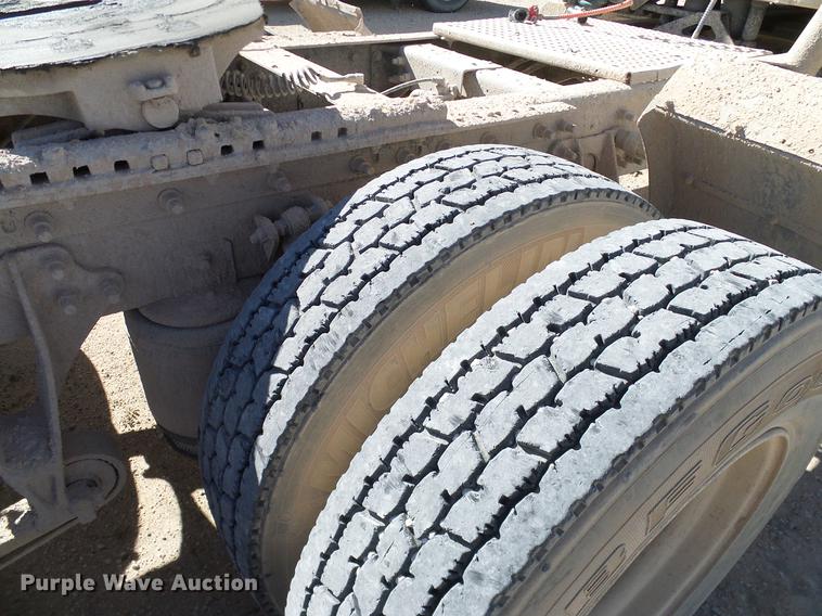 image for item DA6983 2006 International 9400i semi truck