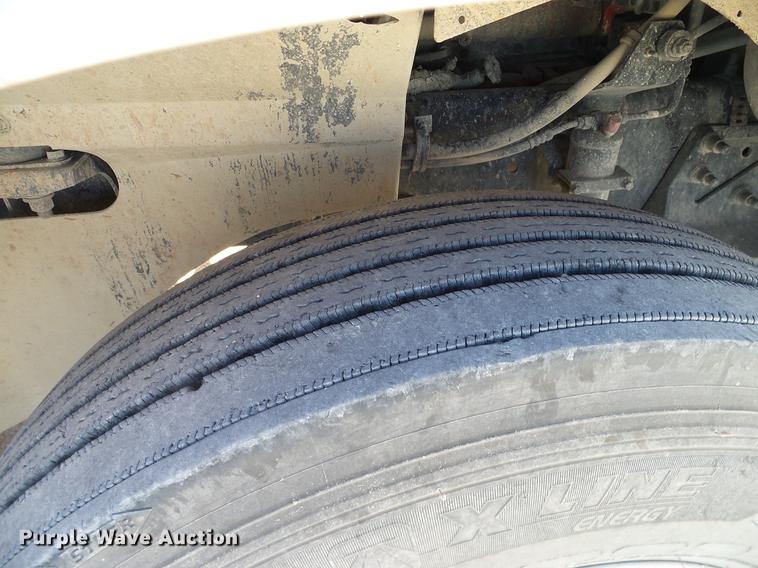 image for item DA6983 2006 International 9400i semi truck