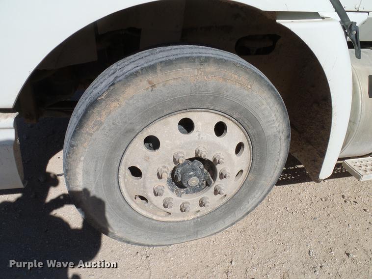 image for item DA6983 2006 International 9400i semi truck