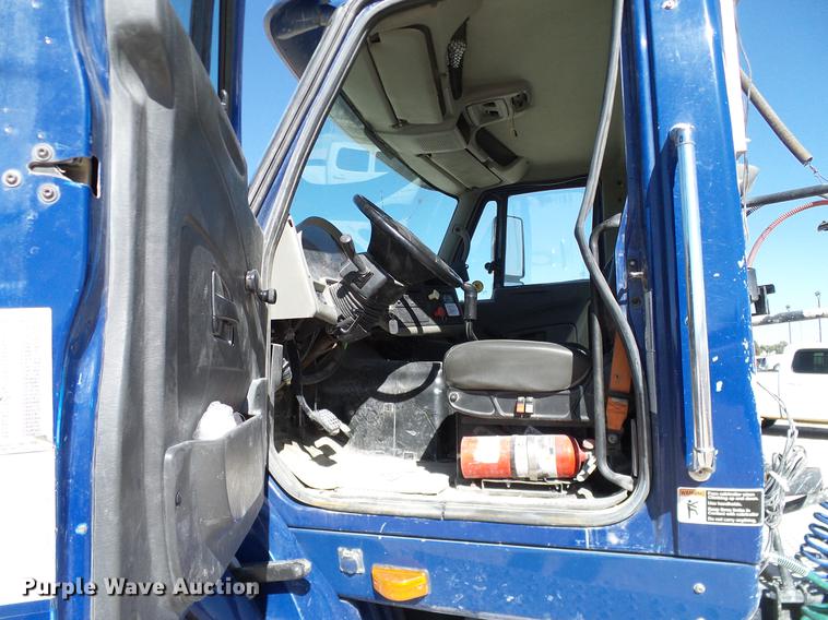 image for item DA6984 2010 International TranStar 8600 semi truck