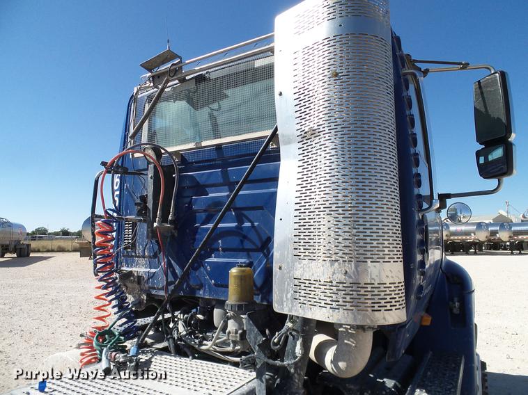 image for item DA6984 2010 International TranStar 8600 semi truck