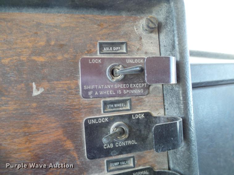 image for item DA6985 1998 Peterbilt 377 semi truck