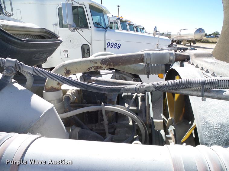 image for item DA6985 1998 Peterbilt 377 semi truck