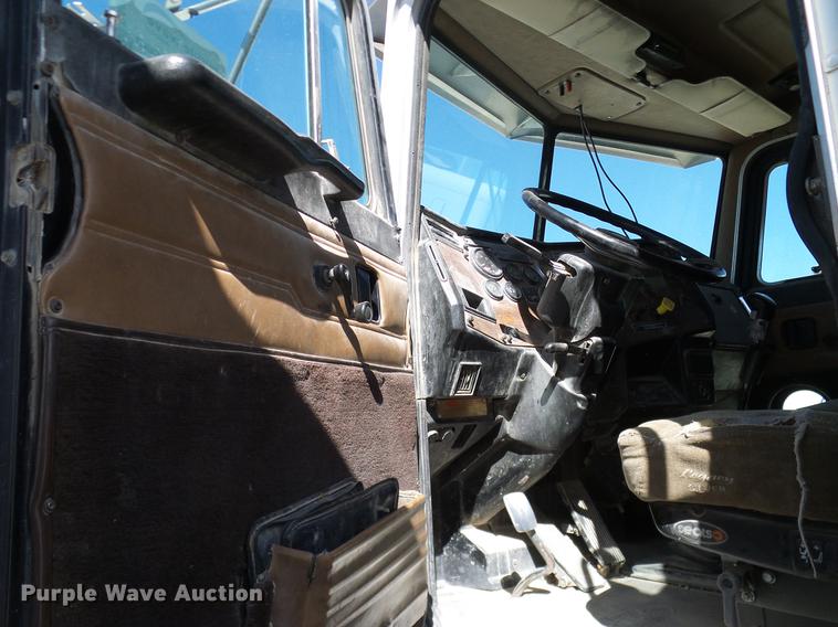 image for item DA6987 1999 Peterbilt 377 semi truck