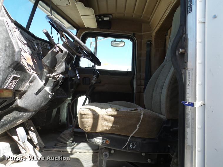 image for item DA6987 1999 Peterbilt 377 semi truck