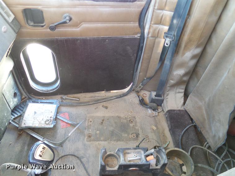 image for item DA6987 1999 Peterbilt 377 semi truck