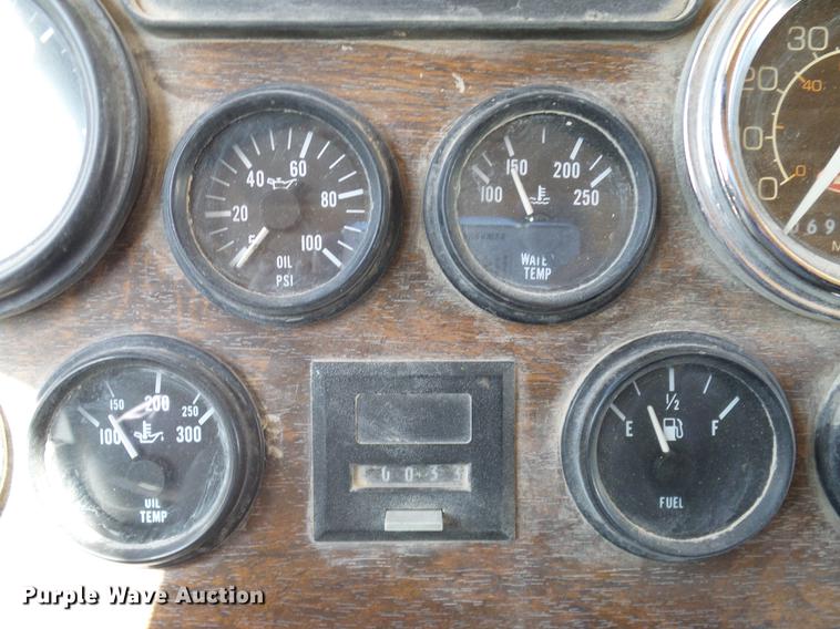 image for item DA6987 1999 Peterbilt 377 semi truck