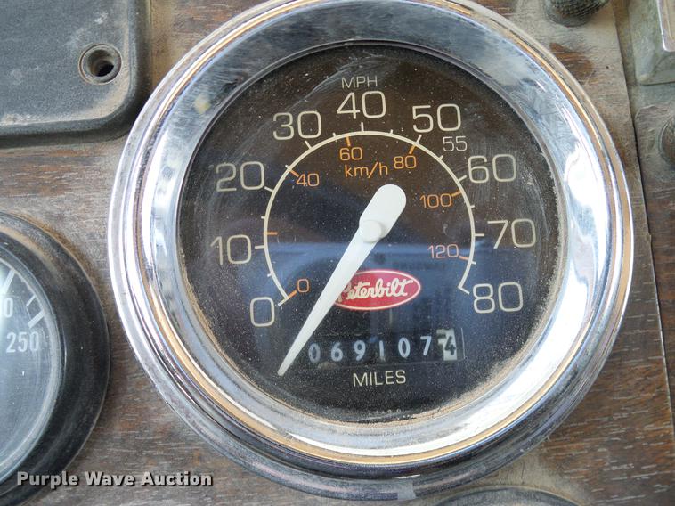 image for item DA6987 1999 Peterbilt 377 semi truck