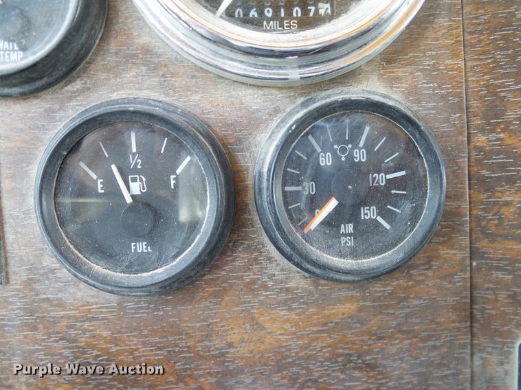 image for item DA6987 1999 Peterbilt 377 semi truck