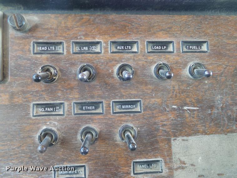 image for item DA6987 1999 Peterbilt 377 semi truck