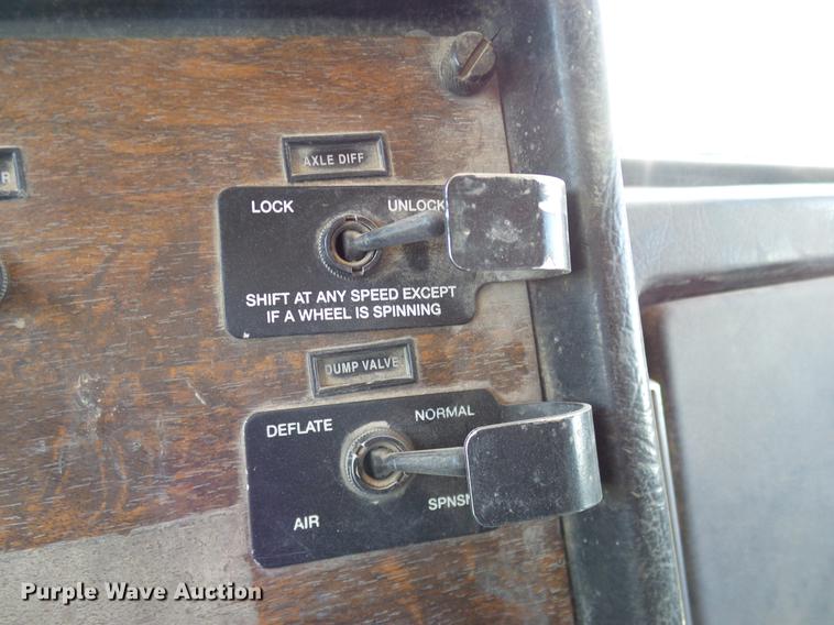 image for item DA6987 1999 Peterbilt 377 semi truck