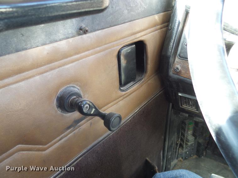 image for item DA6987 1999 Peterbilt 377 semi truck