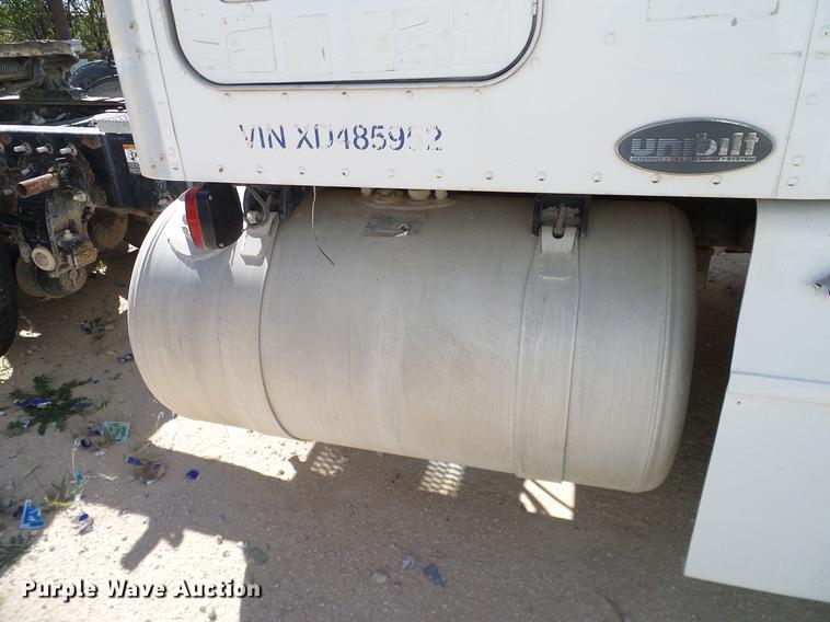 image for item DA6987 1999 Peterbilt 377 semi truck