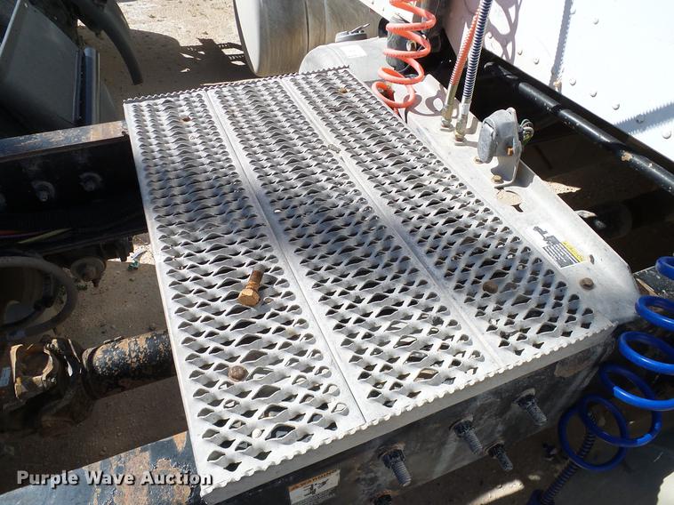 image for item DA6987 1999 Peterbilt 377 semi truck