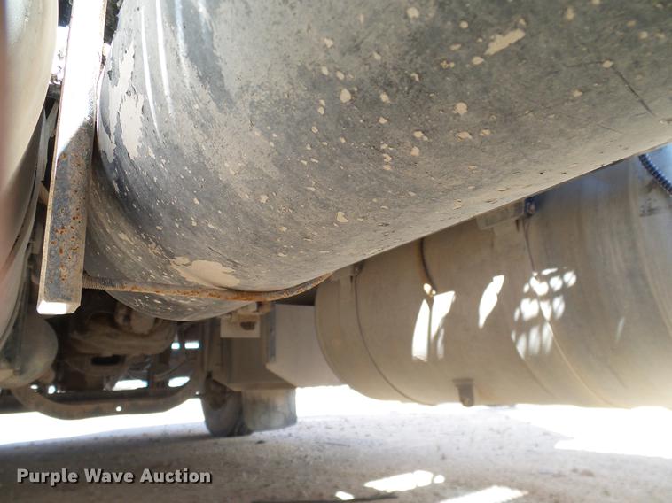 image for item DA6987 1999 Peterbilt 377 semi truck