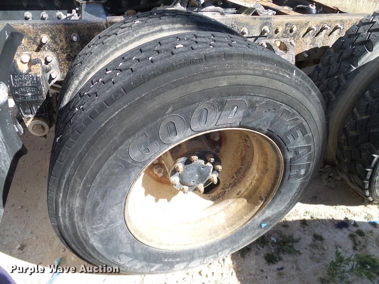 image for item DA6987 1999 Peterbilt 377 semi truck