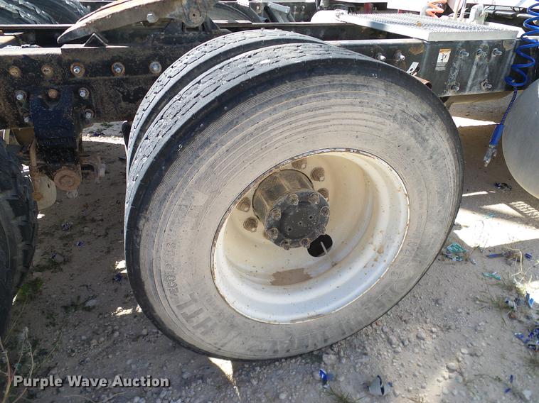 image for item DA6987 1999 Peterbilt 377 semi truck