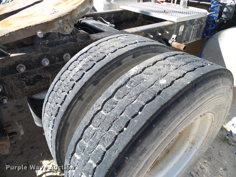 image for item DA6987 1999 Peterbilt 377 semi truck