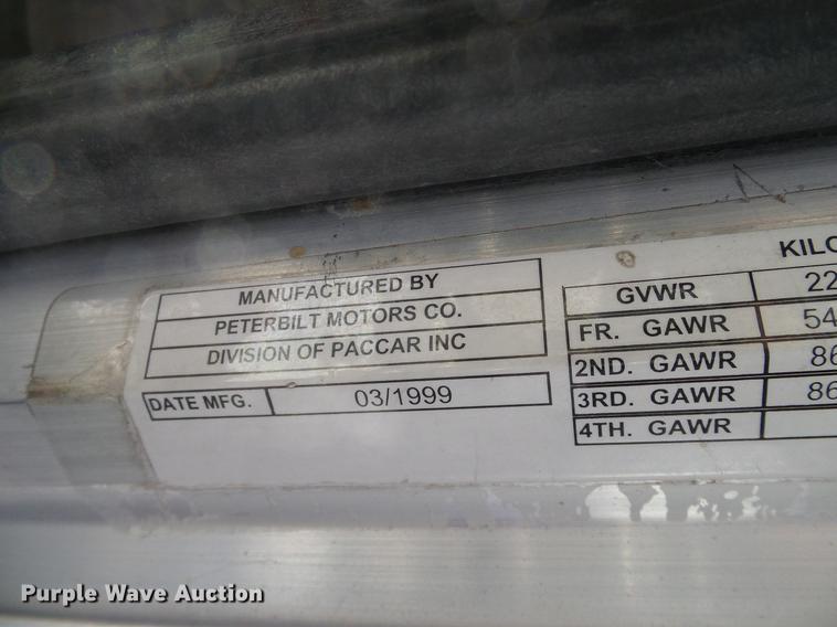 image for item DA6987 1999 Peterbilt 377 semi truck