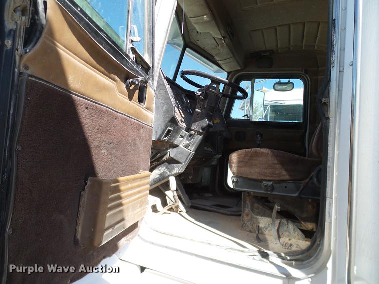 image for item DA6988 1998 Peterbilt 377 semi truck