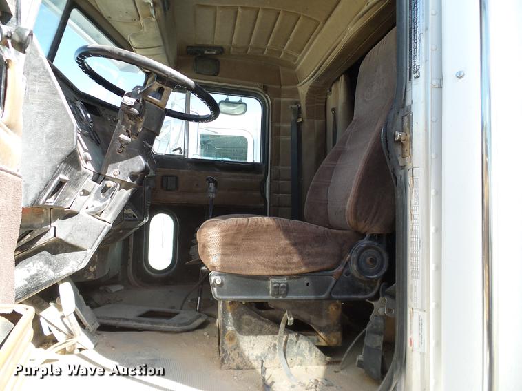 image for item DA6988 1998 Peterbilt 377 semi truck