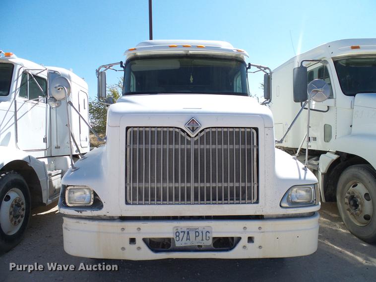 image for item DA6989 2007 International 9400i semi truck