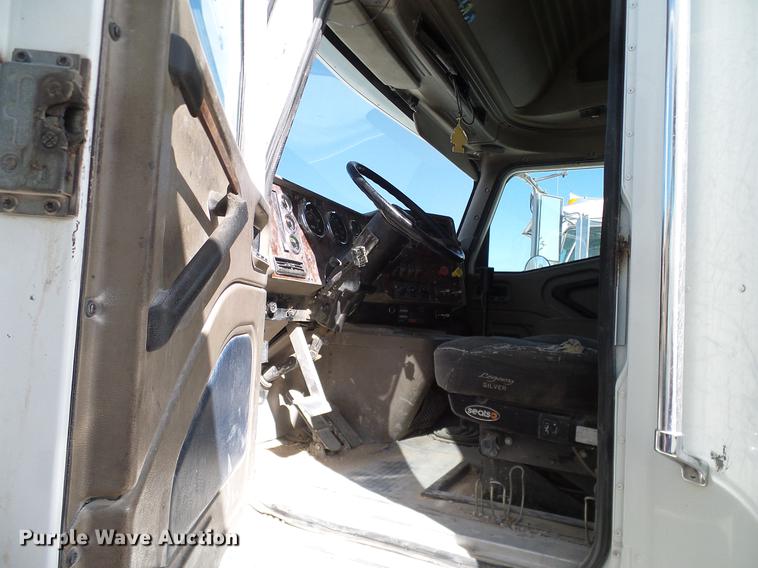 image for item DA6989 2007 International 9400i semi truck