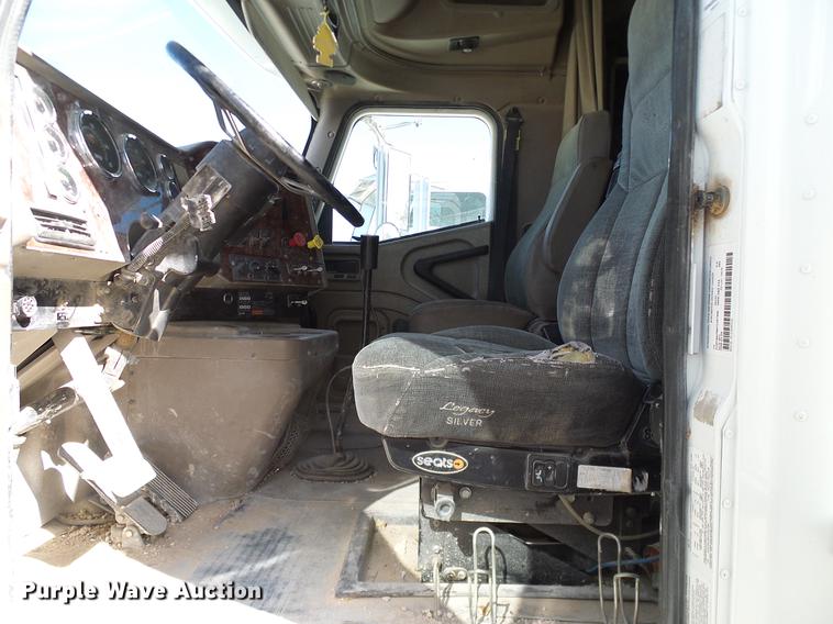 image for item DA6989 2007 International 9400i semi truck